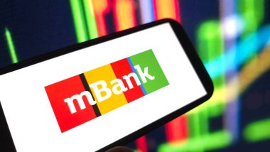Konskie, Polonya - 08 Mart 2025: mBank şirket logosu cep telefonunda sergilendi
