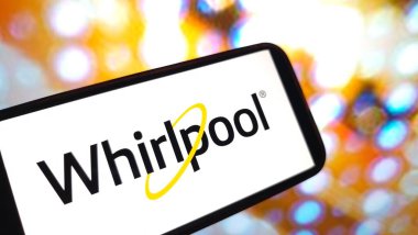 Konskie, Polonya - 08 Mart 2025: Whirlpool şirket logosu cep telefonunda sergilendi