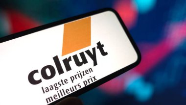 Konskie, Polonya - 08 Mart 2025: Colruyt şirket logosu cep telefonunda sergilendi