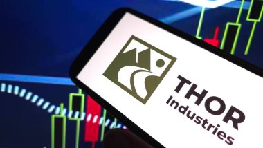 Konskie, Polonya - 11 Mart 2025: Thor Industries şirketinin logosu cep telefonunda sergilendi