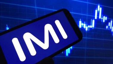 Konskie, Polonya - 13 Mart 2025: IMI plc şirket logosu cep telefonunda sergilendi