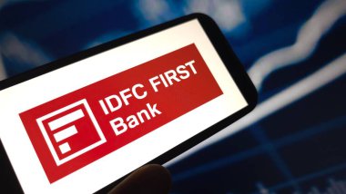 Konskie, Polonya - 13 Mart 2025: IDFC FIRST Bank şirket logosu cep telefonunda sergilendi