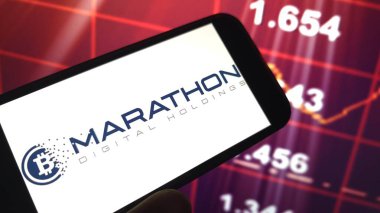Konskie, Polonya - 13 Mart 2025: Marathon Dijital Holding şirketinin logosu cep telefonunda sergilendi