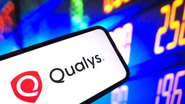 Konskie, Polonya - 14 Mart 2025: Qualys Inc şirketinin logosu cep telefonunda sergilendi