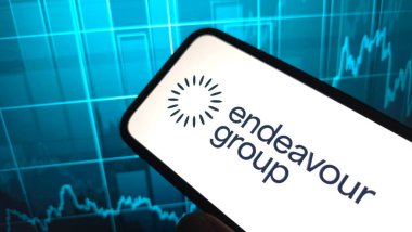 Konskie, Polonya - 17 Mart 2025: Endeavour Group Ltd şirket logosu cep telefonunda sergilendi
