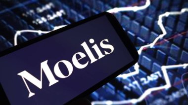 Konskie, Polonya - 18 Mart 2025: Moelis and Company logosu cep telefonunda sergilendi