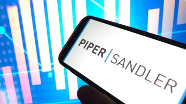 Konskie, Polonya - 25 Mart 2025: Piper Sandler şirket logosu cep telefonunda sergilendi