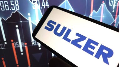 Konskie, Polonya - 25 Mart 2025: Sulzer şirketi logosu cep telefonunda sergilendi