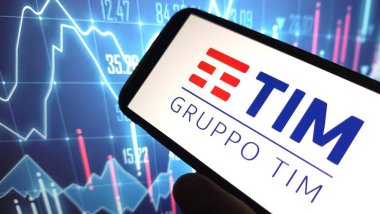 Konskie, Polonya - 25 Mart 2025: Telecom Italia şirket logosu cep telefonunda sergilendi