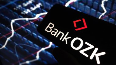 Konskie, Polonya - 25 Mart 2025: Banka OZK şirket logosu cep telefonunda sergilendi