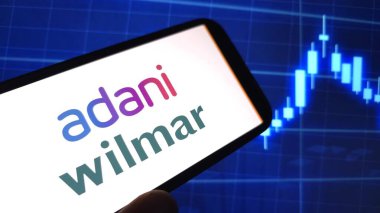 Konskie, Polonya - 26 Mart 2025: Adani Wilmar şirket logosu cep telefonunda sergilendi