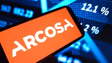 Konskie, Polonya - 26 Mart 2025: Arcosa şirket logosu cep telefonunda sergilendi