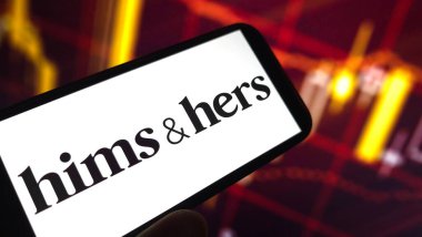 Konskie, Polonya - 27 Mart 2025: Hims and Hers Health şirketinin logosu cep telefonunda sergilendi