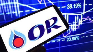 Konskie, Polonya - 27 Mart 2025: PTT Petrol ve Perakende Şirketi logosu cep telefonunda sergilendi