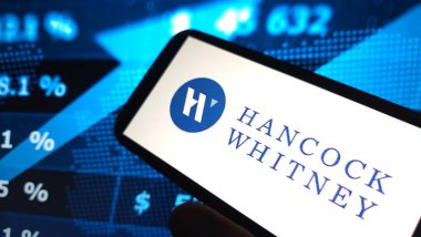 Konskie, Polonya - 27 Mart 2025: Hancock Whitney şirketinin logosu cep telefonunda sergilendi