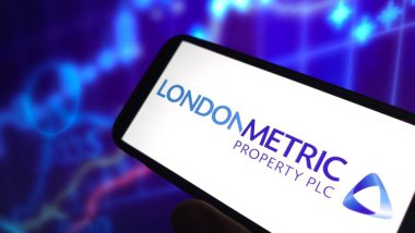 Konskie, Polonya - 27 Mart 2025: LondonMetric Emlak şirketi logosu cep telefonunda sergilendi
