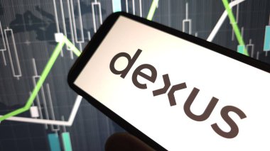 Konskie, Polonya - 28 Mart 2025: Dexus şirket logosu cep telefonunda sergilendi