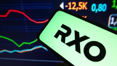 Konskie, Polonya - 06 Nisan 2025: RXO şirket logosu cep telefonunda sergilendi