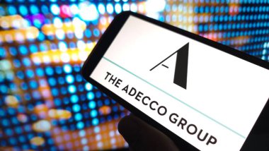 Konskie, Polonya - 06 Nisan 2025: Adecco Group şirket logosu cep telefonunda sergilendi
