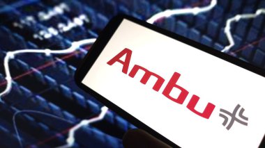 Konskie, Polonya - 06 Nisan 2025: Ambu şirket logosu cep telefonunda sergilendi