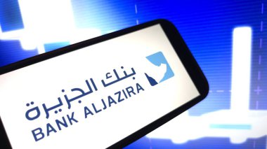 Konskie, Polonya - 06 Nisan 2025: Bank AlJazira şirket logosu cep telefonunda sergilendi