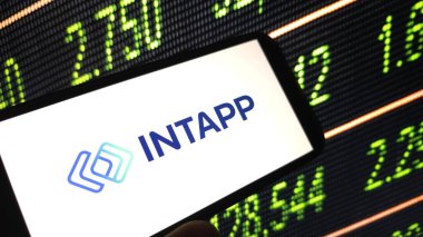 Konskie, Polonya - 06 Nisan 2025: Intapp şirket logosu cep telefonunda sergilendi