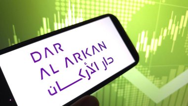 Konskie, Polonya - 05 Nisan 2025: Dar Al Arkan Emlak Geliştirme Şirketi logosu cep telefonunda sergilendi