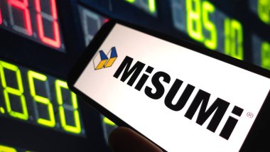 Konskie, Polonya - 11 Nisan 2025: MISUMI Group şirket logosu cep telefonunda sergilendi