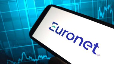 Konskie, Polonya - 11 Nisan 2025: Euronet Worldwide şirket logosu cep telefonunda sergilendi
