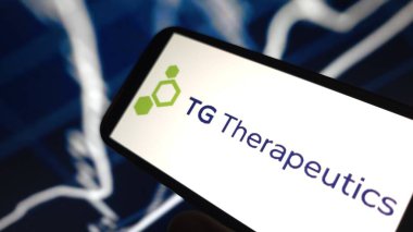 Konskie, Polonya - 11 Nisan 2025: TG Therapeutics şirket logosu cep telefonunda sergilendi