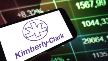 Konskie, Polonya - 12 Nisan 2025: Kimberly-Clark de Mexico şirket logosu cep telefonunda sergilendi