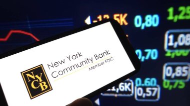 Konskie, Polonya - 12 Nisan 2025: New York Community Bank şirket logosu cep telefonunda sergilendi