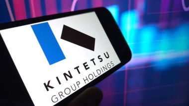 Konskie, Polonya - 12 Nisan 2025: Kintetsu GHD şirket logosu cep telefonunda sergilendi