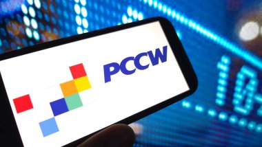Konskie, Polonya - 12 Nisan 2025: PCCW şirket logosu cep telefonunda sergilendi
