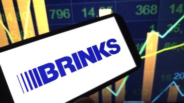 Konskie, Polonya - 12 Nisan 2025: Brink 'in şirket logosu cep telefonunda sergilendi