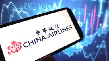 Konskie, Polonya - 12 Nisan 2025: Çin Havayolları şirketinin logosu cep telefonunda sergilendi