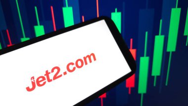 Konskie, Polonya - 12 Nisan 2025: Jet2 şirket logosu cep telefonunda sergilendi