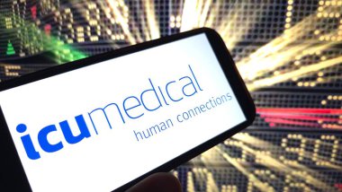 Konskie, Polonya - 12 Nisan 2025: Yoğun bakım şirketinin logosu cep telefonunda sergilendi