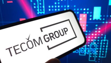 Konskie, Polonya - 12 Nisan 2025: TECOM Group şirket logosu cep telefonunda sergilendi