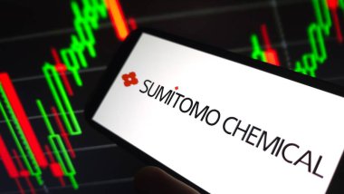 Konskie, Polonya - 12 Nisan 2025: Sumitomo Kimya Şirketi logosu cep telefonunda sergilendi