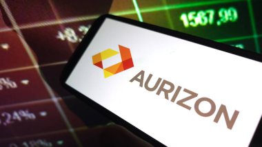 Konskie, Polonya - 12 Nisan 2025: Aurizon Holding şirketinin logosu cep telefonunda sergilendi