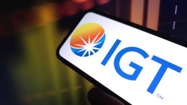 Konskie, Polonya - 12 Nisan 2025: Uluslararası Oyun Teknolojisi şirketi logosu cep telefonunda sergilendi