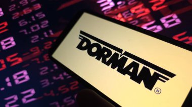 Konskie, Polonya - 12 Nisan 2025: Dorman Ürün Şirketi logosu cep telefonunda sergilendi