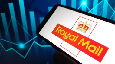 Konskie, Polonya - 12 Nisan 2025: Kraliyet Posta Şirketi logosu cep telefonunda sergilendi