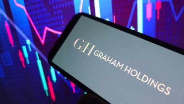 Konskie, Polonya - 26 Nisan 2025: Graham Holding şirketinin logosu cep telefonunda sergilendi