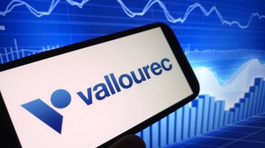 Konskie, Polonya - 03 Mayıs 2025: Vallourec şirket logosu cep telefonunda sergilendi