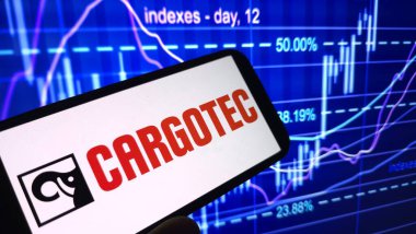 Konskie, Polonya - 03 Mayıs 2025: Cargotec şirket logosu cep telefonunda sergilendi