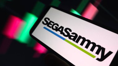 Konskie, Polonya - 03 Mayıs 2025: Sega Sammy Holding şirketinin logosu cep telefonunda sergilendi