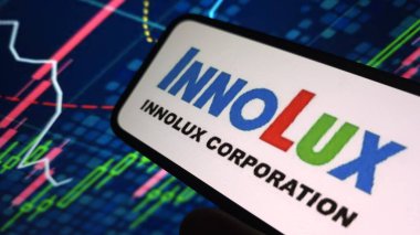 Konskie, Polonya - 03 Mayıs 2025: Innolux şirket logosu cep telefonunda sergilendi
