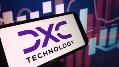 Konskie, Polonya - 19 Haziran 2025: DXC Teknoloji şirketi logosu cep telefonunda sergilendi